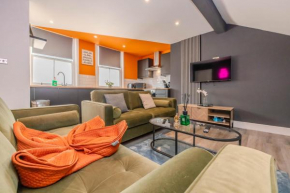Chic 2 Bedroom Apartment Sleeps 7 plus Free Parking in Church Road